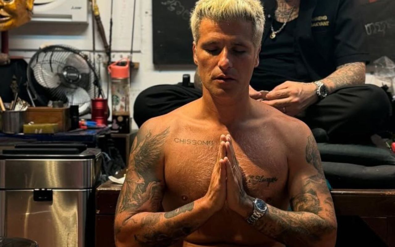 Bruno Gagliasso faz tatuagemdurante viagem à Tailândia- OFuxico