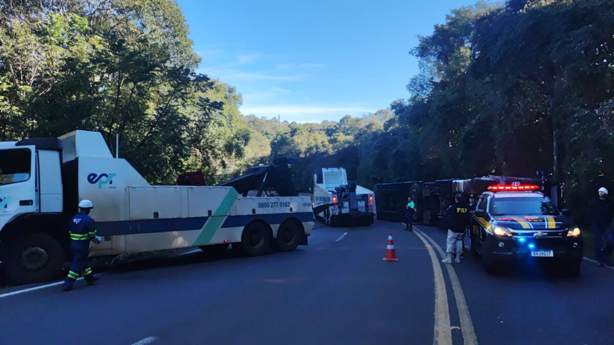 Carga de pneus é saqueada após tombamento de caminhão na BR-277
