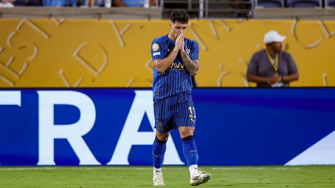 Carrasco do City, Marcos Leonardo se emociona e diz que quase saiu antes do gol