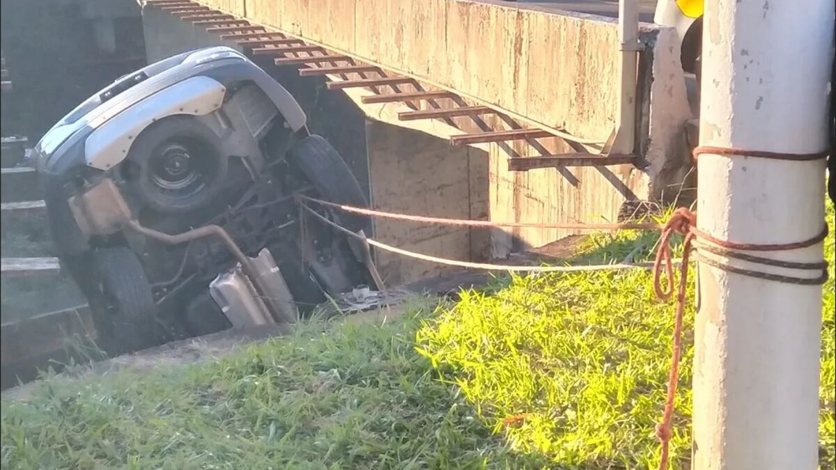 Carro fica pendurado em viaduto após colisão em Londrina