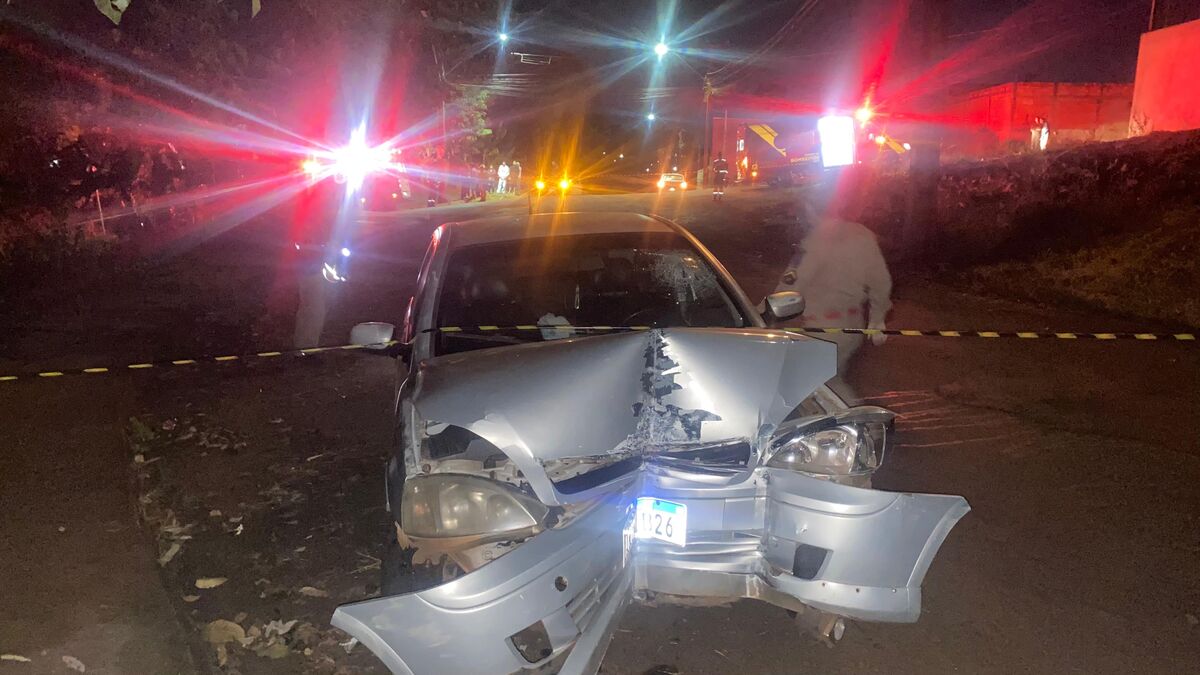 Corsa sai destruído ao bater em poste e bairro fica sem luz em Apucana