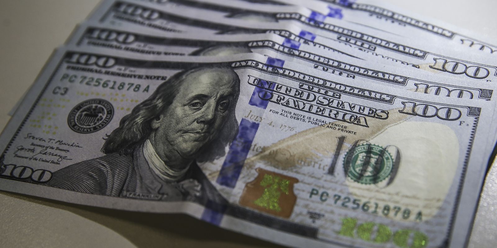 Dólar sobe para R$ 5,59 com oficialização de tarifaço de Trump