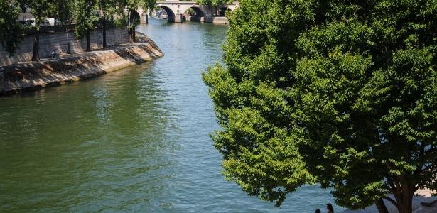Em meio a onda de calor, Paris volta a permitir nado no rio Sena