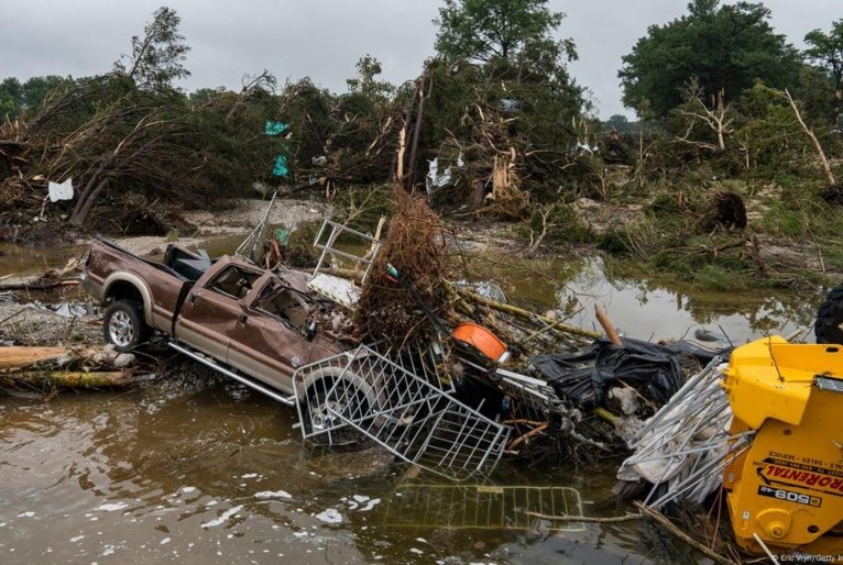 Equipes seguem em busca de 27 meninas desaparecidas após enchentes no Texas; mortos passam de 50