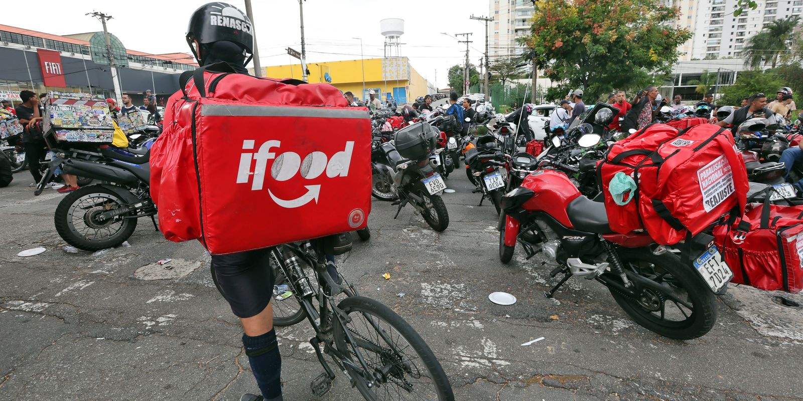 Lei do Rio de Janeiro obriga aplicativos a dar mochilas a entregadores