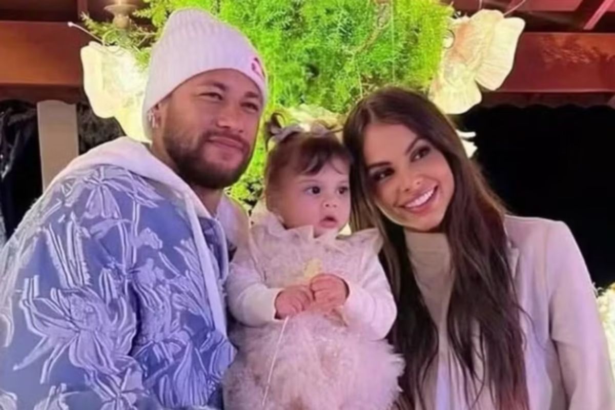 Neymar posa com Amanda Kimberlly e a filha em festa de 1 ano de Helena