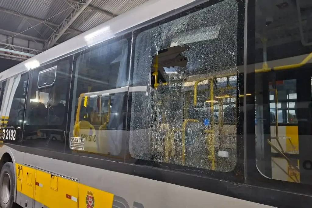 PM prende dois homens após depredação a três ônibus em SP – 06/07/2025 – Cotidiano