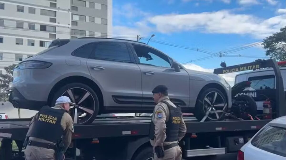 Porshe com R$ 26 mil em multas é apreendido durante blitz no Paraná