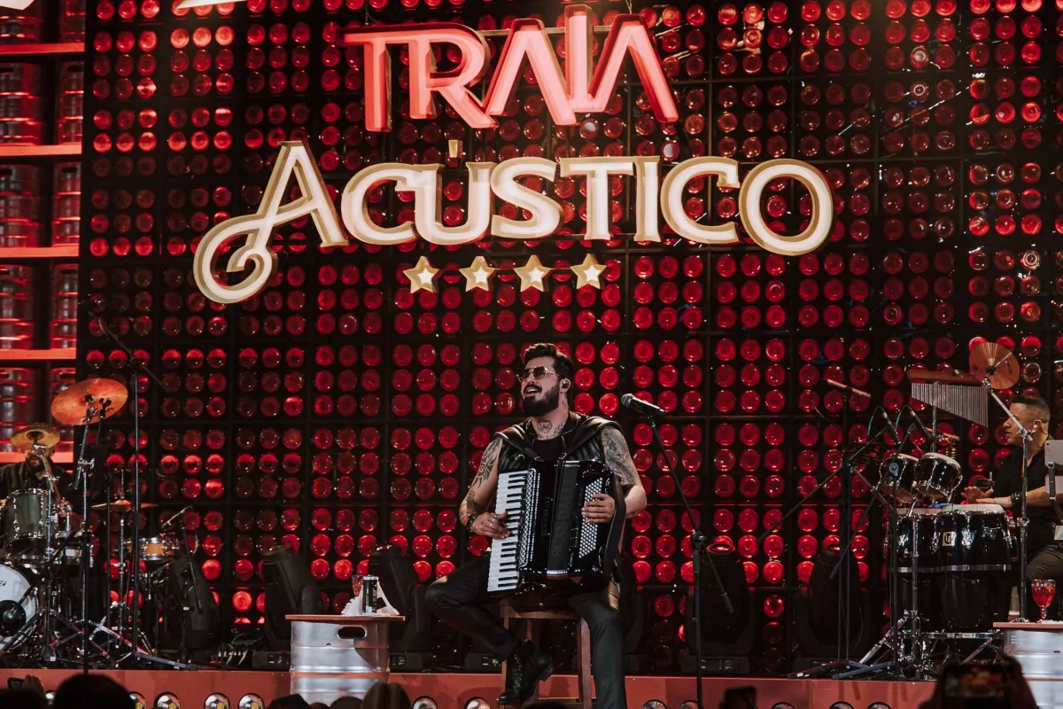 Traia Véia emociona fãs com DVD acústico e volta às origens em Guarulhos