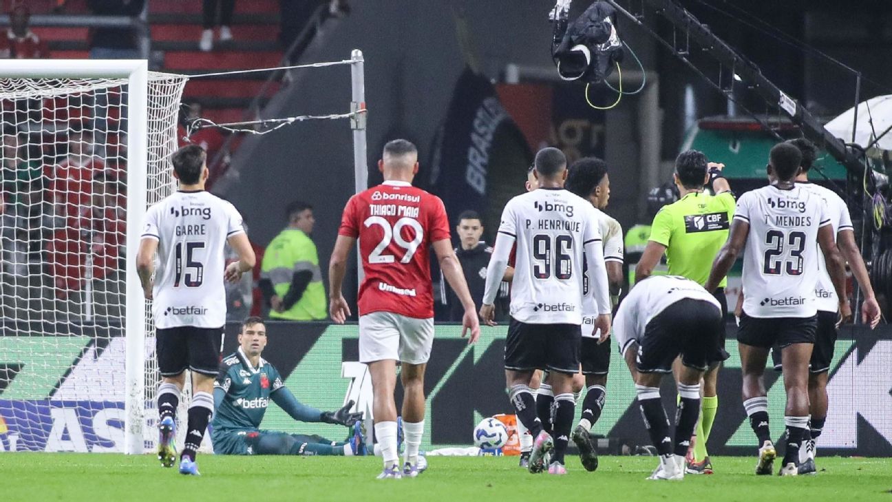 Vasco empata com Inter e empurra Santos para o Z-4 do Brasileirão