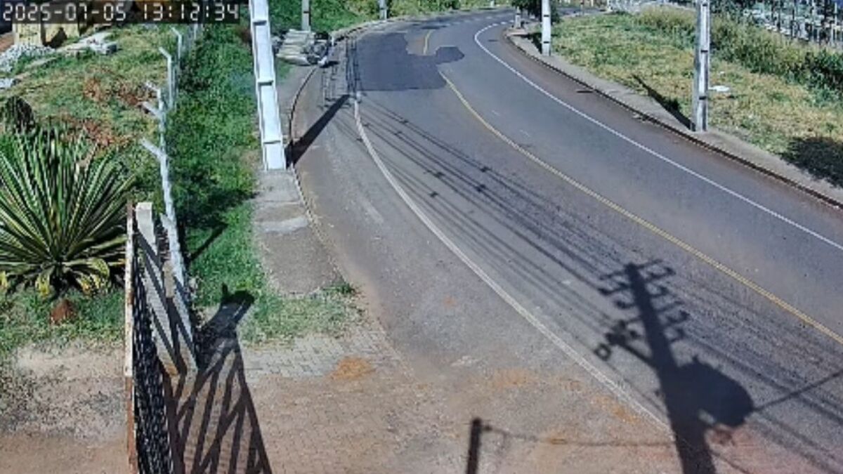 Vídeo mostra idosa batendo carro em poste e capotando em Apucarana