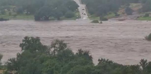 Vídeo mostra transbordamento de rio no Texas em menos de 10 minutos