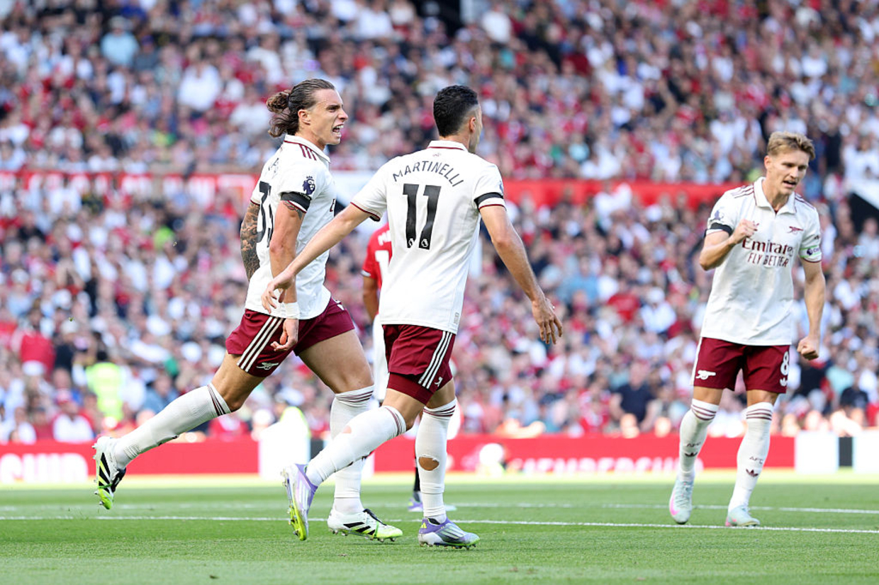 Arsenal resolve na bola parada e bate United em Old Trafford