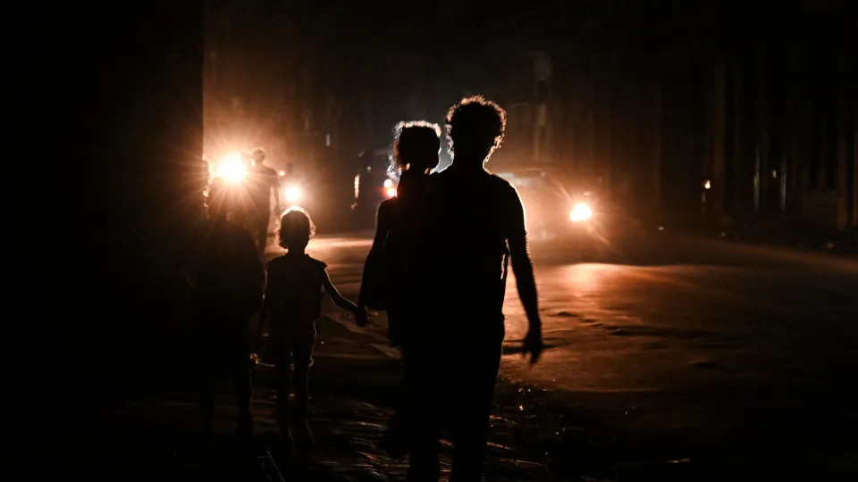 Ataque russo deixa 100 mil sem luz na Ucrânia; Kiev atinge oleoduto
