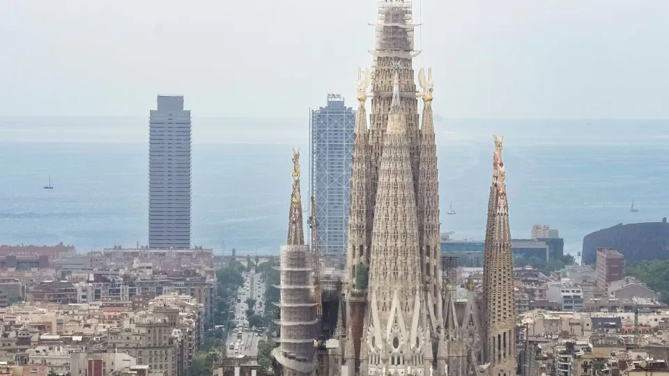 Ativistas climáticas lançam tinta contra Basílica da Sagrada Família