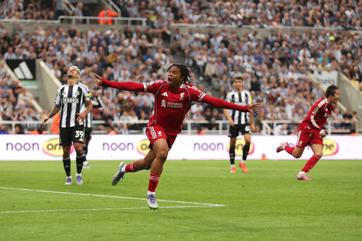Bruno Guimarães marca, Newcastle é valente com um a menos, mas adolescente dá vitória ao Liverpool