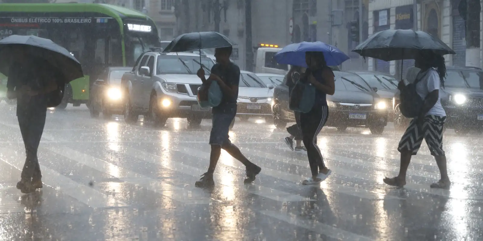Chuvas causam alagamentos e transtornos na Baixada Santista