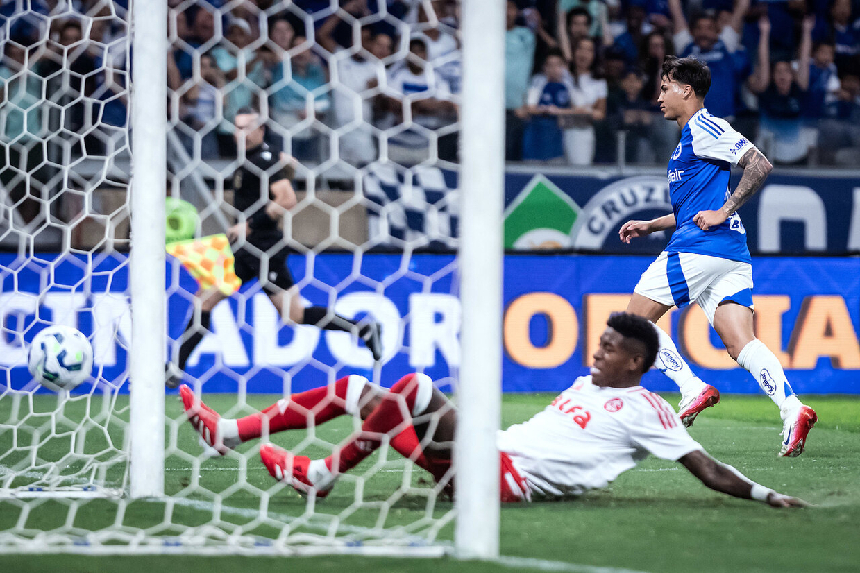 Com golaços, Cruzeiro supera o Internacional e volta a vencer na Série A