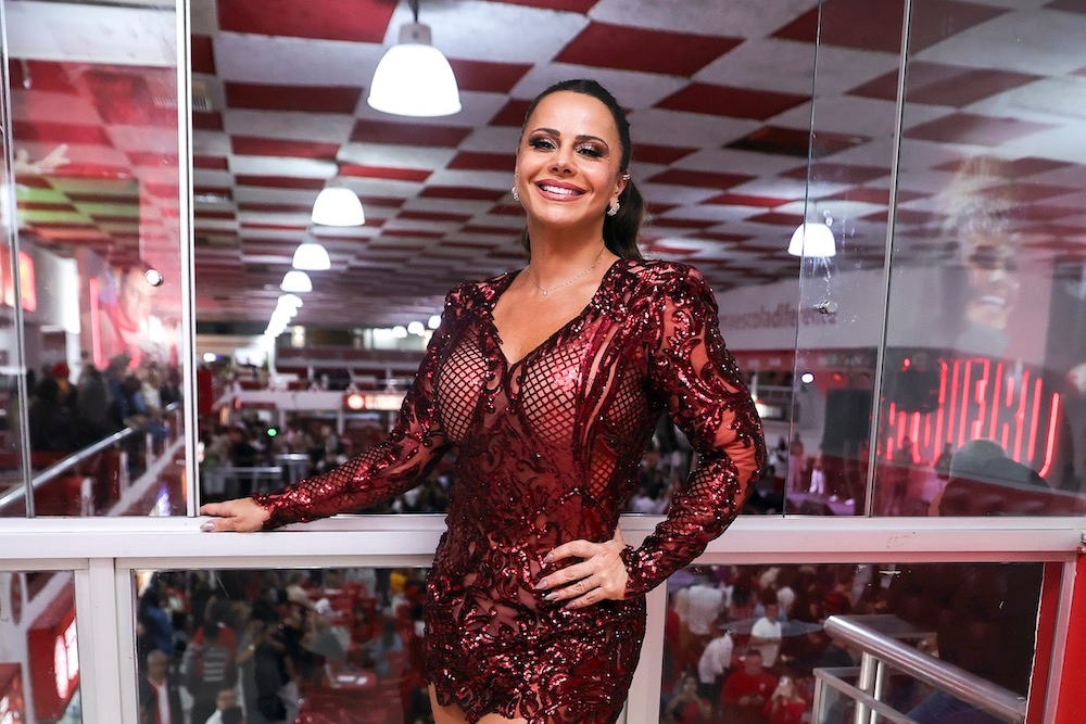 Com planos de aumentar a família, Viviane Araújo se esbalda no samba