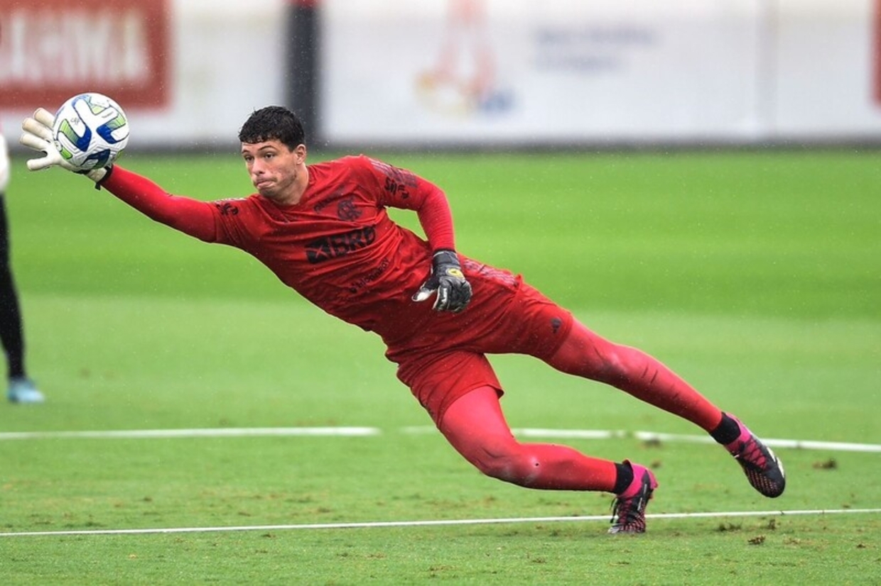 Flamengo libera jovem goleiro para o futebol português