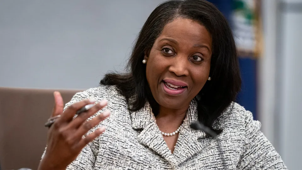 Tribunal dos EUA mantém Cook como diretora do Fed em meio a disputa com Trump
