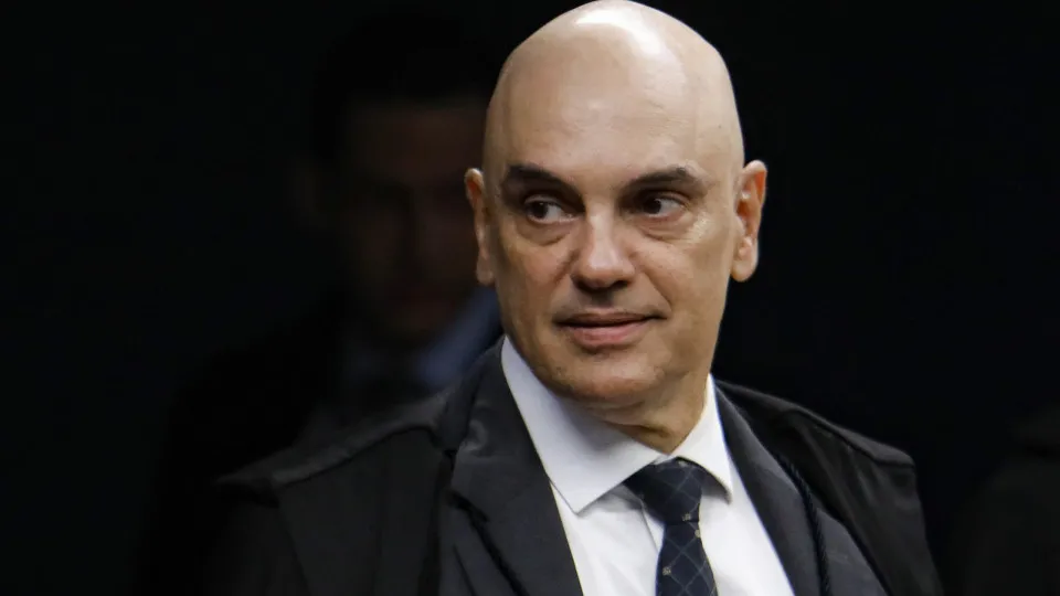 Moraes determina vistoria de carros e policiamento externo na casa de Bolsonaro