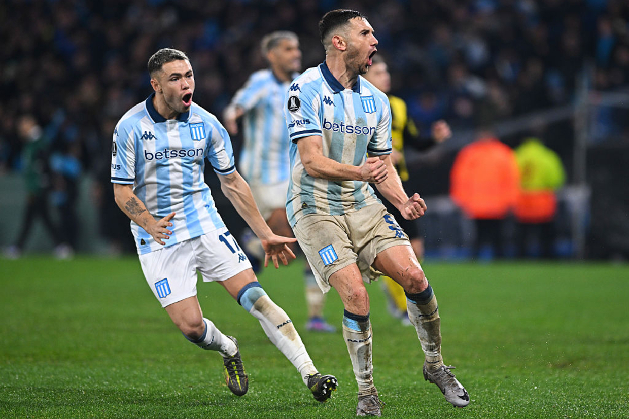 No apagar das luzes, Racing consegue classificação em cima do Peñarol