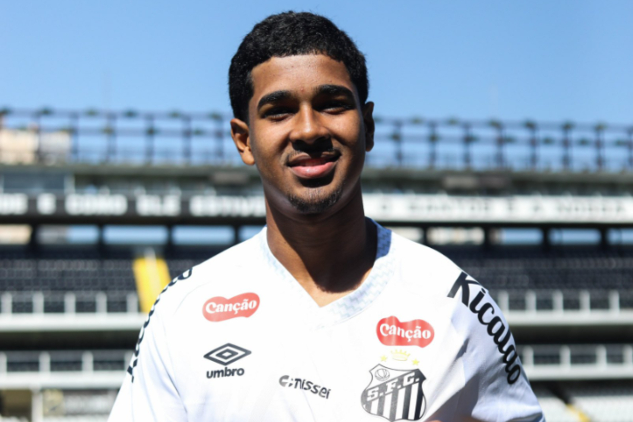 Santos renova com zagueiro promessa da base