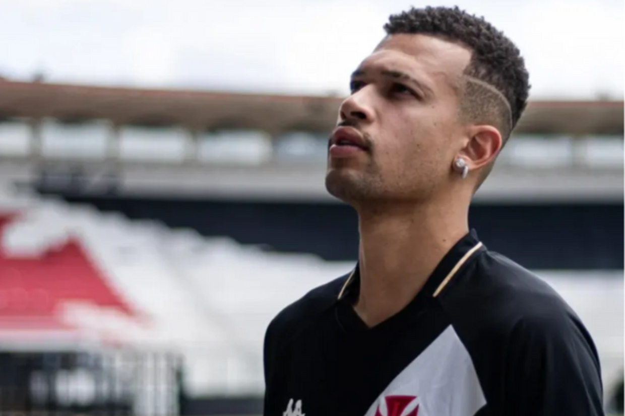 Vasco encaminha saída de João Victor e já negocia com um possível substituto