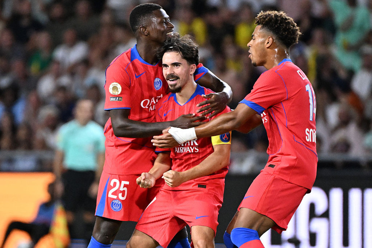 Vitinha fura retranca do Nantes e PSG abre Ligue 1 com vitória