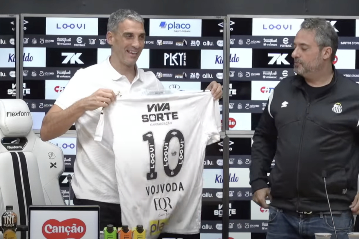 Vojvoda se emociona em apresentação no Santos e diz: 'Vou aprender com Neymar'