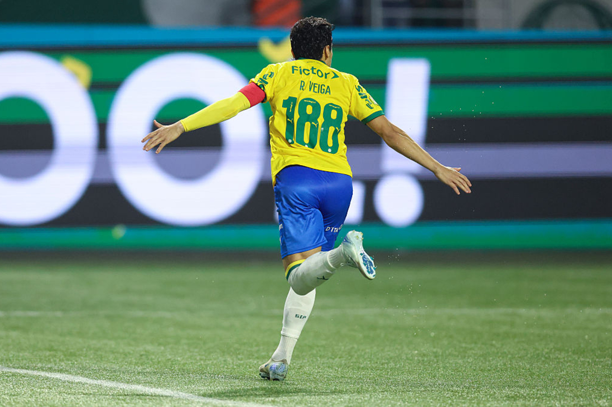 Abel roda a equipe, mas Palmeiras responde no campo e goleia Fortaleza para pressionar o Fla