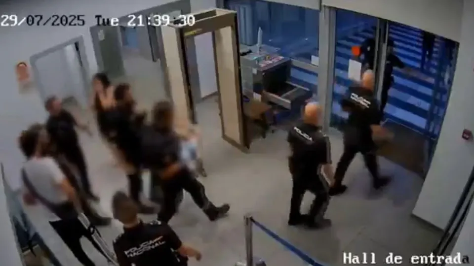 Agentes salvam vida de bebê na Espanha e vídeo viraliza: “Parou de mexer”