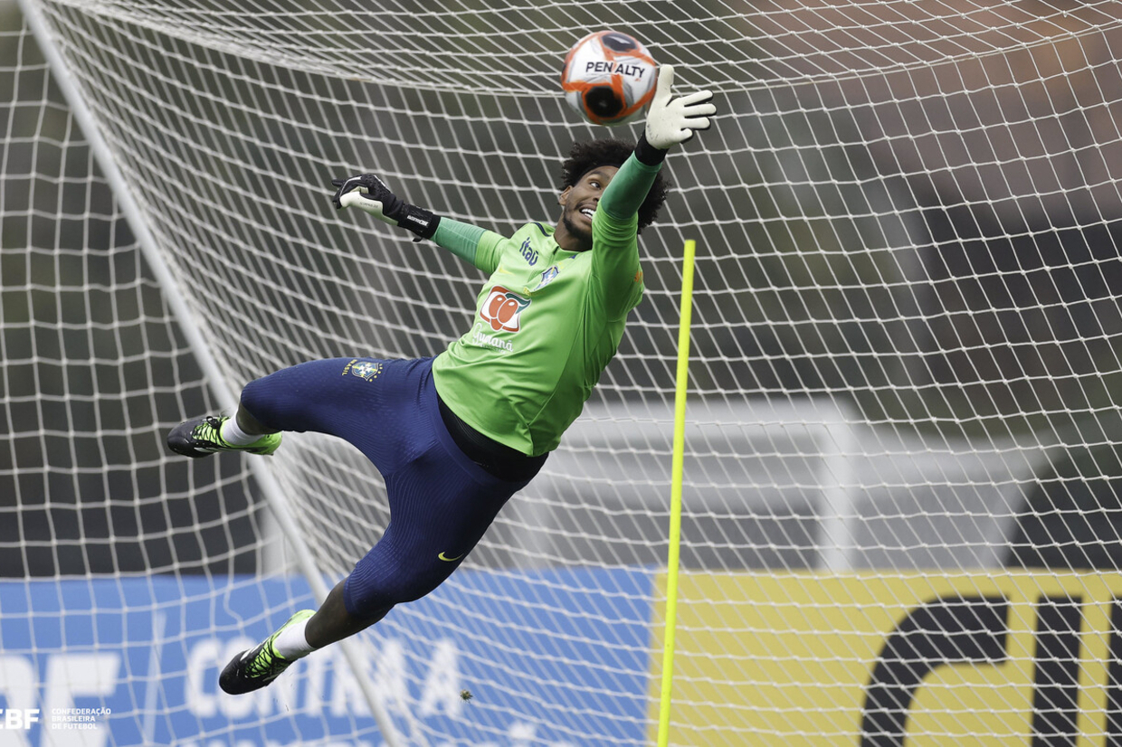 Ancelotti revela plano de ter Hugo Souza na Copa do Mundo como especialista em pênaltis