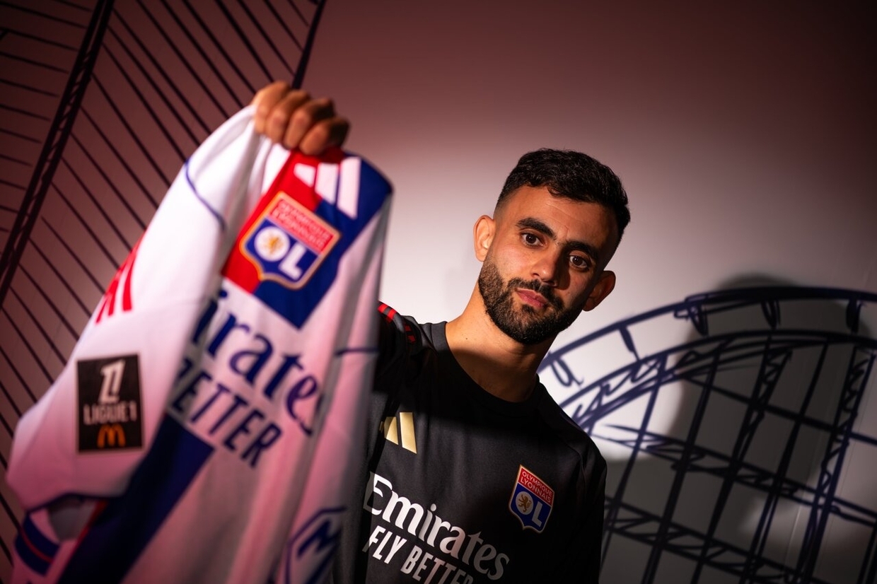 Após oito temporadas, atacante argelino retorna ao Lyon