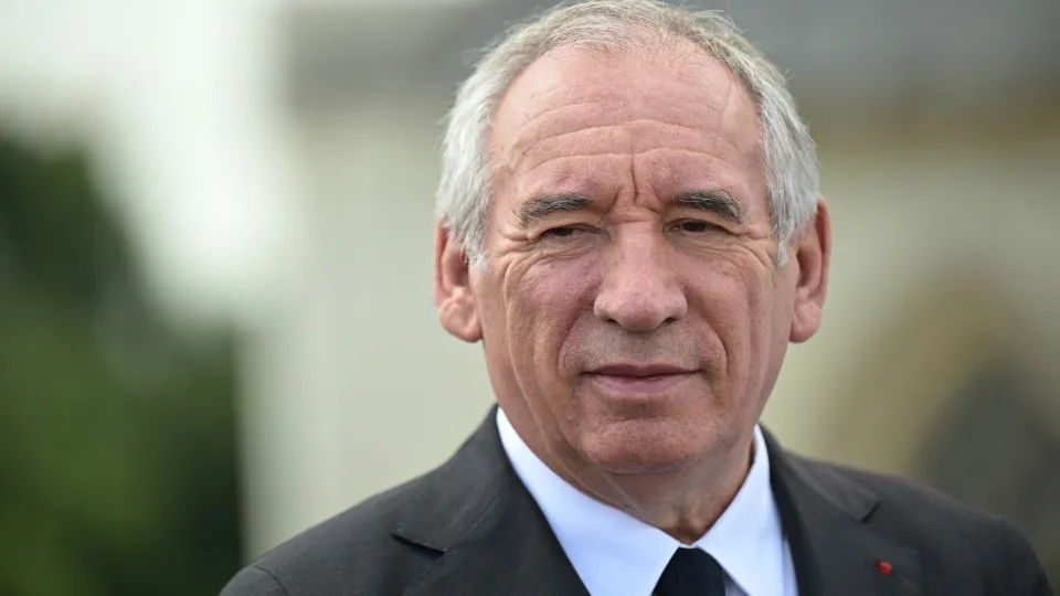 Assembleia Nacional derruba primeiro-ministro da França e põe país sob incerteza política