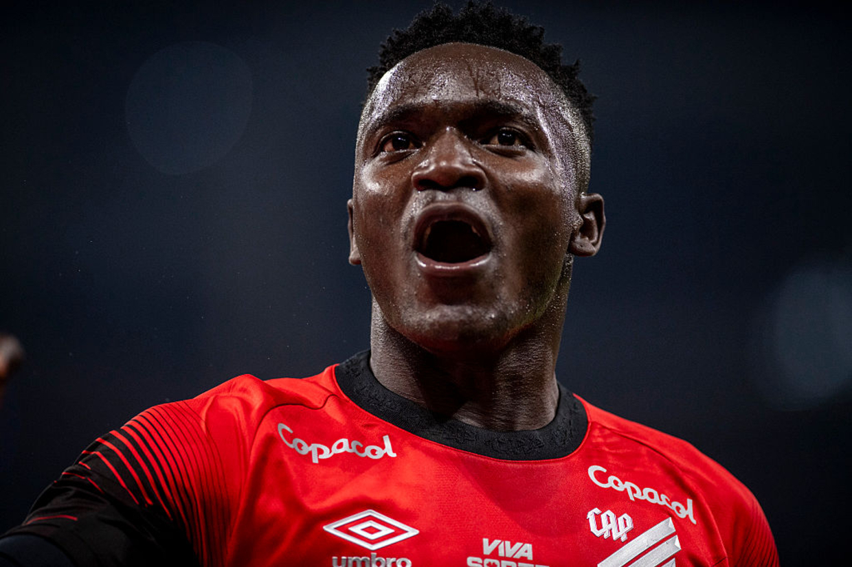 Athletico vence duelo direto contra a Chapecoense e se aproxima do G4 da Série B