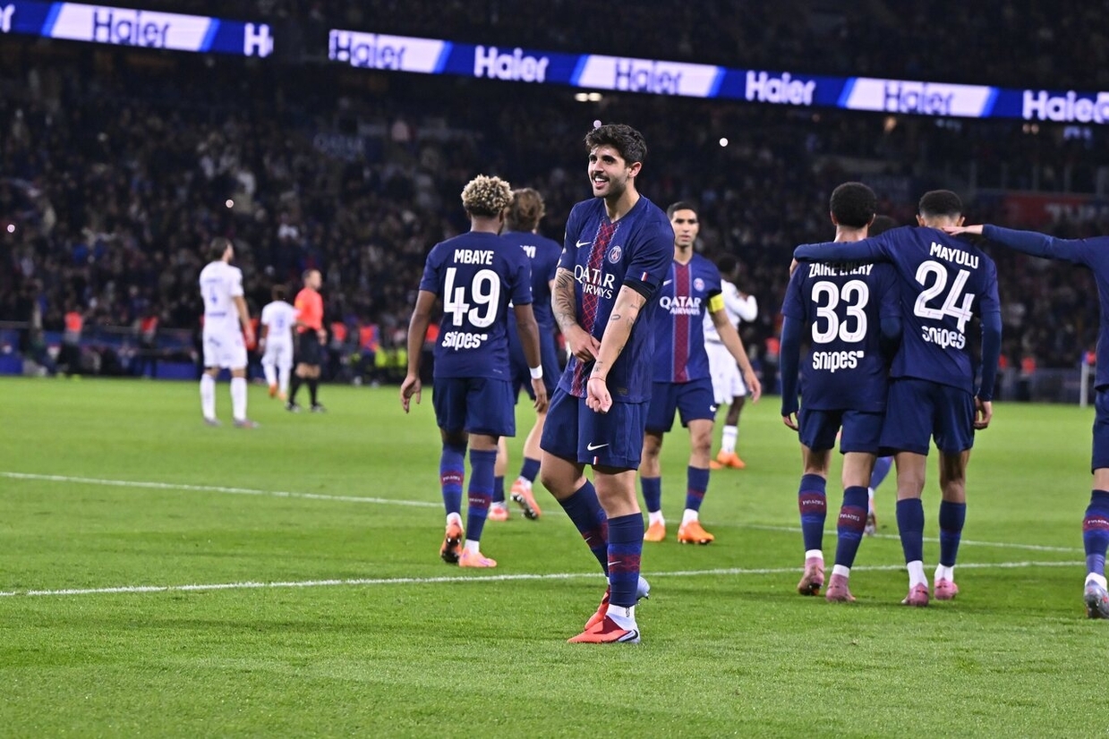 Beraldo marca, PSG vence Auxerre e recupera a liderança da Ligue 1