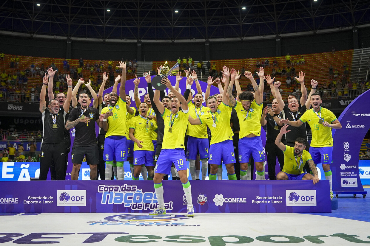 Brasil leva susto da Polônia, vira no último minuto e conquista a Copa das Nações