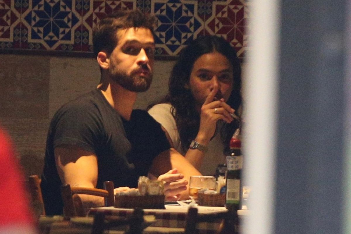 Bruna Marquezine e João Guilherme são flagrados juntos no Rio