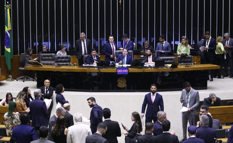 Câmara aprova nova regra de incidência tributária para serviços de guincho, guindaste ou içamento – Notícias