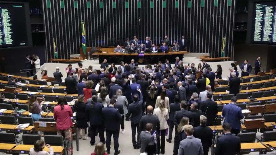 Punição a Eduardo e amotinados deve avançar na Câmara, enquanto caso Zambelli aguarda STF