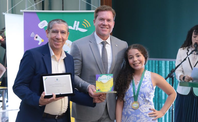 Câmara premia crianças e adolescentes vencedores do concurso “Eu e a Lei” com foco no direito à informação – Notícias