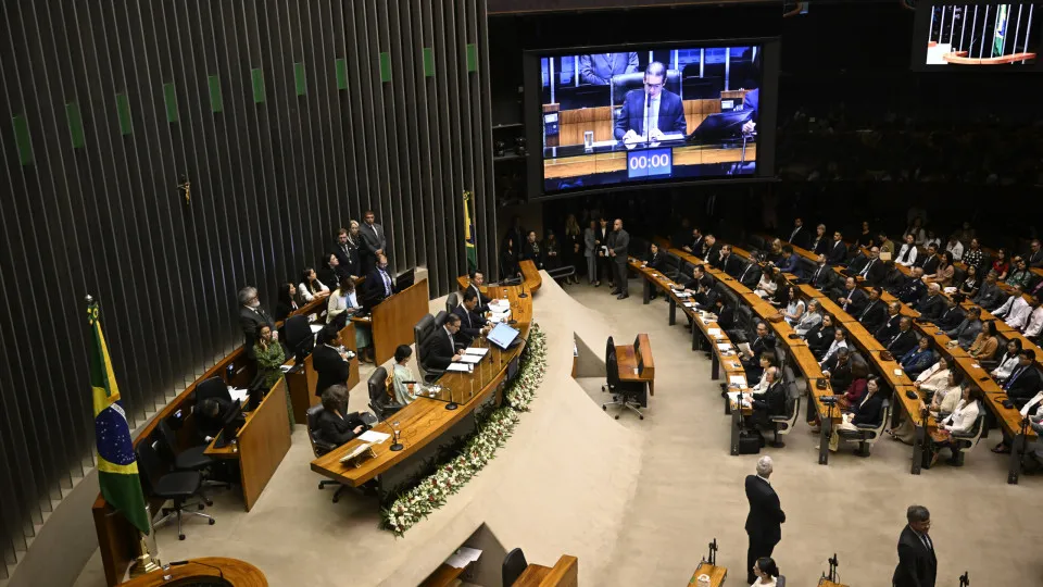 Câmara quer retomar voto secreto, que já serviu para salvar deputado condenado e preso