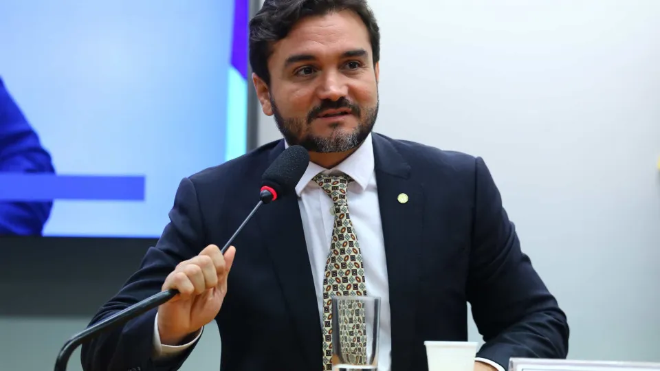 Celso Sabino diz a Lula que pedirá demissão do Turismo