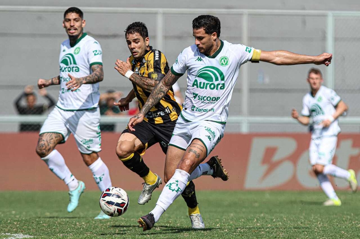 Chapecoense encerra sequência negativa, vence Amazonas e volta a encostar no G4 da Série B