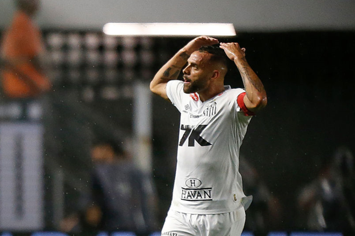Com Guilherme decisivo, Santos supera o São Paulo no clássico e se distancia do Z4