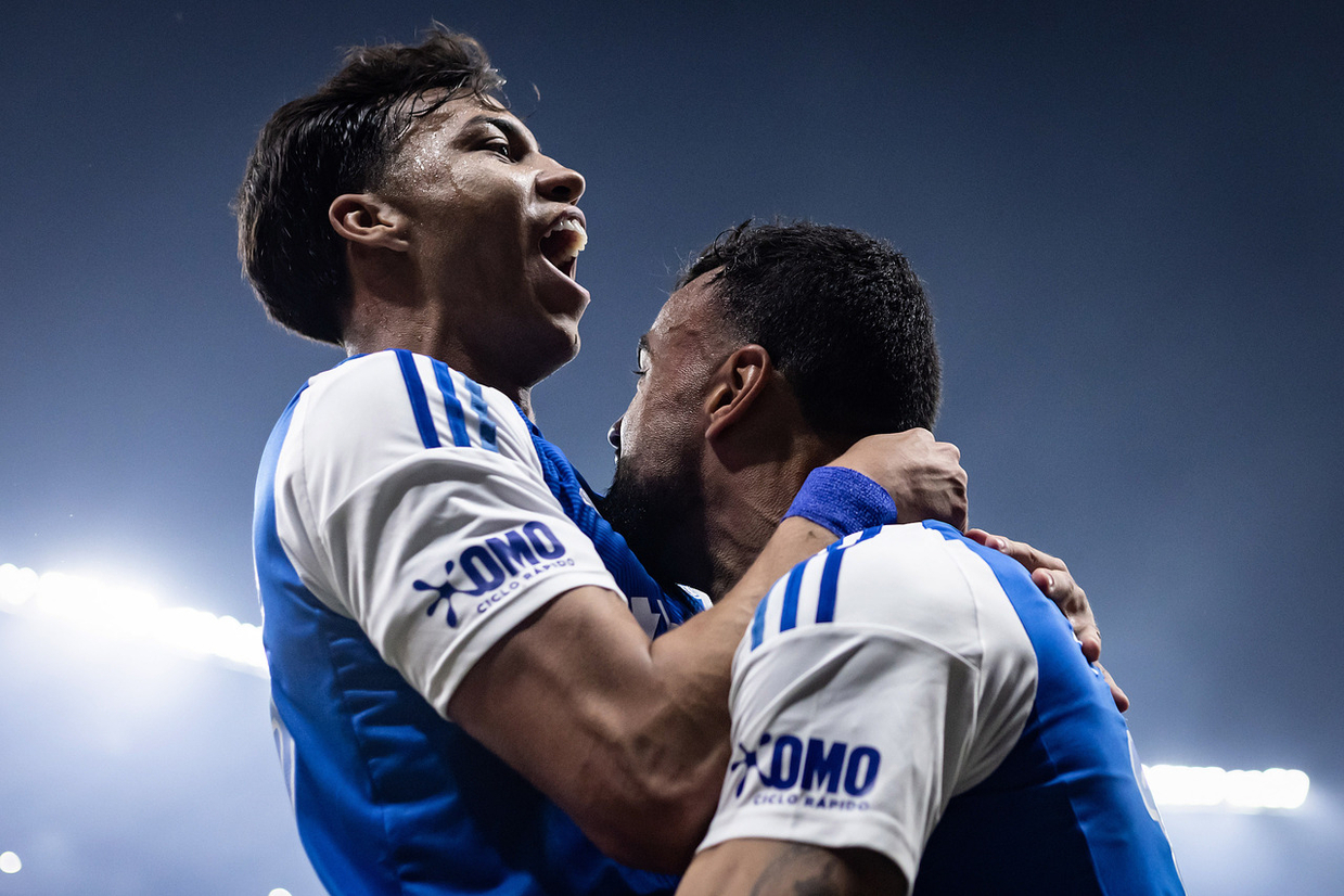 Com dois de Kaio Jorge, Cruzeiro repete placar contra o Atlético e avança na Copa do Brasil