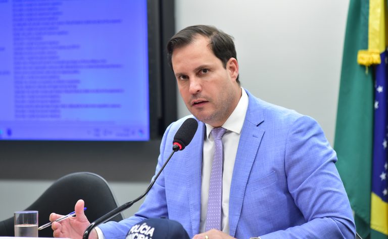 Comissão aprova projeto que proíbe condenados por tráfico em conselhos de políticas sobre drogas – Notícias