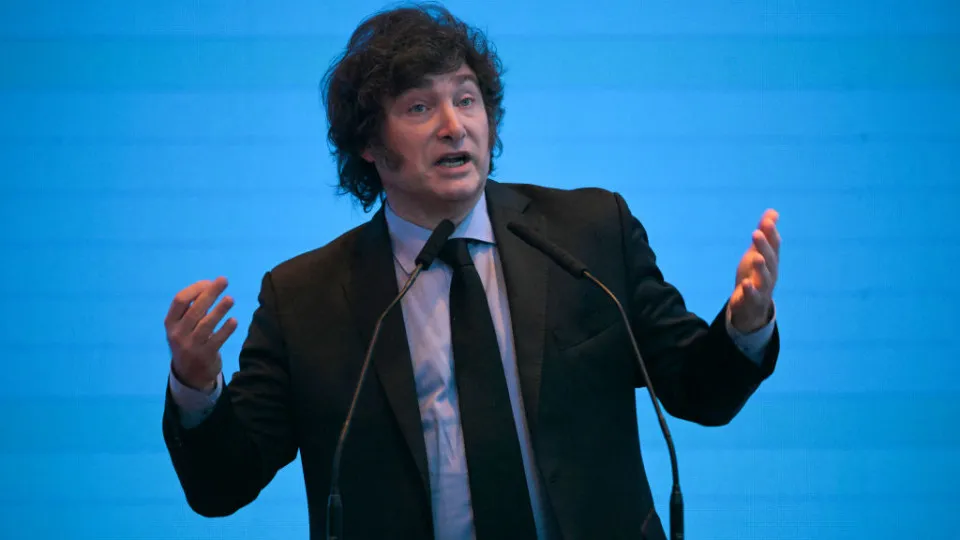 Congresso argentino avança para limitar capacidade de Milei governar por decretos
